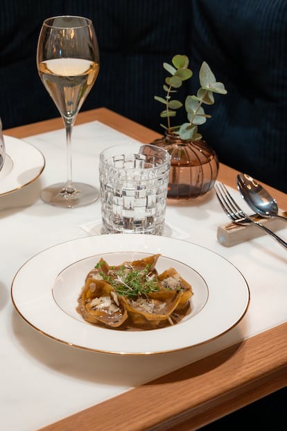 Bless Hotel Madrid. En su recién renovado Pinzelada, el establecimiento ofrece una cena al calor de la chimenea para despedir el año. El menú se compone de tapioca crujiente con atún y remolacha; almejas a la brasa con beurre blanc japonés: foie en bombón con Oporto; cigala con algas y dashi acevichado; rodaballo con salsa de champagne y verduras; pato glaseado con confit y zanahorias; postre de cítricos con toque dorado y trilogía de chocolate Bless. Todo ello por un precio de 375 euros por persona.