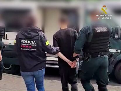 Agentes de la Guardia Civil y los Mossos d'Esquadra trasladan a Alcasec tras su detención, en Madrid, el pasado 18 de junio.