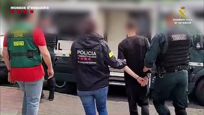 Agentes de la Guardia Civil y los Mossos d'Esquadra trasladan a Alcasec tras su detención, en Madrid, el pasado 18 de junio.