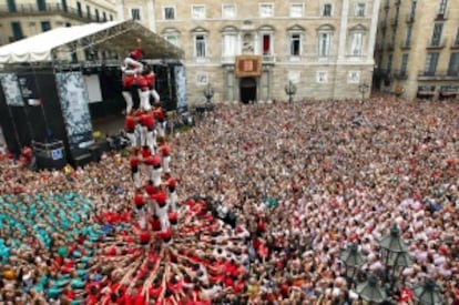 Un castell (castillo humano) frente a la sede de la Generalitat ayer, en las fiestas de la Mercè.