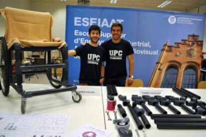 Los estudiantes Adrià Sallés y Bernat Vila, con la silla de ruedas DIY Wheelchair.