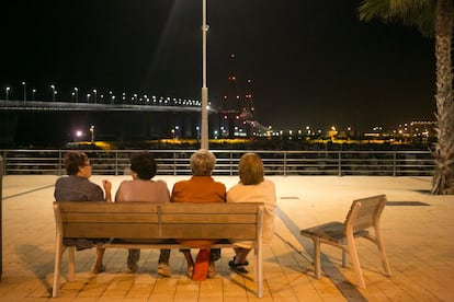 Un grupo de mujeres comenta los trabajos de la última infraestructura gaditana mientras disfrutan de las vistas.