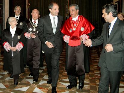 Camps (en el centro), con los miembros del Consejo Jurídico Consultivo valenciano en 2005.