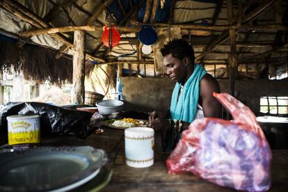 Sheriff prepara el desayuno para los extranjeros que están en el campamento de surf. Los jóvenes se ganan la vida atendiendo a clientes en sus instalaciones. En sus ratos libres, practican surf. 
