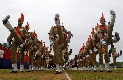 Soldados marchan durante el desfile del Día de la Independencia en Agartala (India). 