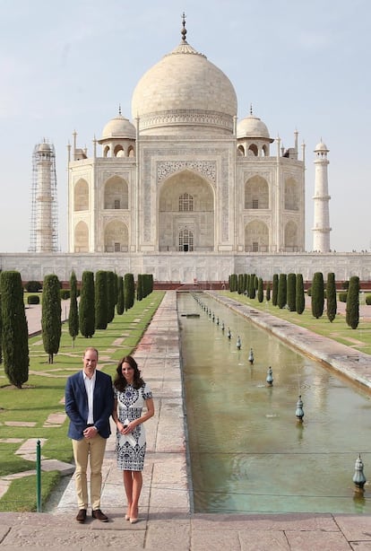 Los duques de Cambridge posan ante el Taj Mahal, el monumento de amor eterno.