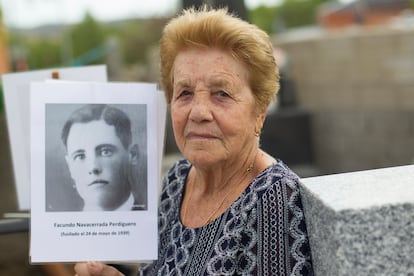 Benita Navacerrada, de 90 a?os, muestra un retrato de su padre fusilado durante la exhumacin de una fosa comn en el cementerio de Colmenar Viejo (Madrid) el pasado agosto.