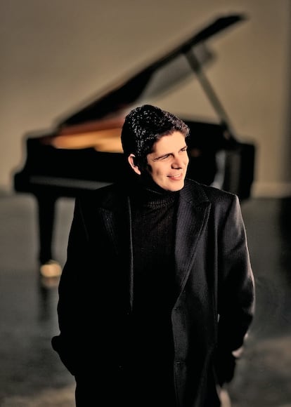 <strong>El pianista onubense, que debutó el año pasado junto a Zubin Mehta en el Festival de Lucerna, ha sido reconocido con el Premio Nacional de Música.</strong></p><p>Por<strong> Jesús Ruiz Mantilla</strong></p><p>Pocos pianistas españoles han conseguido a escala internacional lo que Javier Perianes, a sus 38 años, lleva en la mochila. Este muchacho de Nerva (Huelva) se forjó a sí mismo sin renunciar jamás a las raíces humildes. La concesión del Premio Nacional de Música este año para este talento que ha dado ya varias veces la vuelta al mundo llega a tiempo y con toda justicia. El Festival de Lucerna –templo de la música sinfónica– lo confirmó como uno de los grandes el año pasado junto a Zubin Mehta. Entre sus maestros se encuentra Daniel Barenboim, que lo ha enseñado a fondo como antes hicieran Josep Colom, Ana Guijarro o Julia Hierro en su infancia. Este año 2013 también será dorado para él. Debutará con la London Symphony Orchestra y proseguirá su carrera internacional, que ya ha coronado en escenarios como el Carnegie Hall de Nueva York o la Konzerthaus berlinesa.</p><hr /><p><strong>Jesús Ruiz Mantilla es periodista de El País.<strong></p>