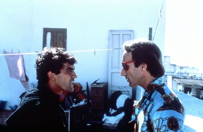 El actor Antonio Banderas junto a Eusebio Poncela en 'La Ley del Deseo' (1986), de Pedro Almodóvar.