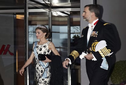 Los Reyes, a su salida del Hotel Mariott de Copenhague. Precisamente, fue en Copenhague donde doña Letizia debutó ante las realezas europeas, cuando asistió a la boda de Federico y Mary de Dinamarca en 2004, días antes de su moda con don Felipe.