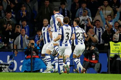 Los jugadores de la Real Sociedad festejan el gol de Becker ante el FC Barcelona este domingo en el Reale Arena.