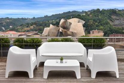 Terraza del Gran Hotel Domine Bilbao, con el Museo Guggenheim al fondo.