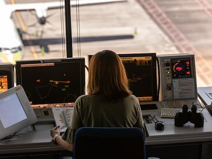 Una controladora de Enaire en la torre del aeropuerto de Tenerife Norte.