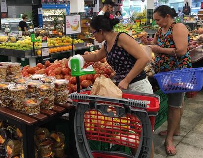 Consumidoras em supermercado.