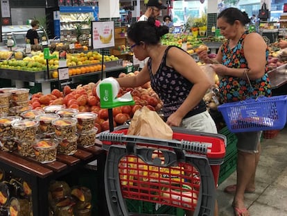 Consumidoras em supermercado.