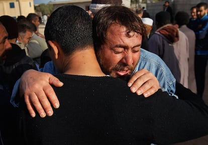 Ziad, hermano del rebelde Nasser Ali Afglio, muerto en los combates, es consolado por un amigo durante su funeral.