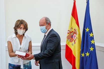 La fiscal general, Dolores Delgado, entrega la memoria anual de la Fiscalía al ministro de Justicia, Juan Carlos Campo, en septiembre de 2020.