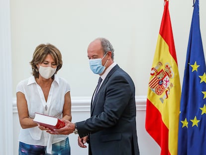 La fiscal general, Dolores Delgado, entrega la memoria anual de la Fiscalía al ministro de Justicia, Juan Carlos Campo, en septiembre de 2020.