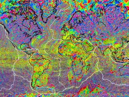 Mapa mundial de anomalías magnéticas (colores hacia el rojo representan valores positivos y colores hacia el azul valores negativos). En blanco, los límites de las placas tectónicas.