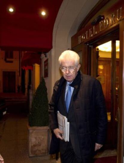 Mario Monti sale de un hotel romano la noche del jueves.