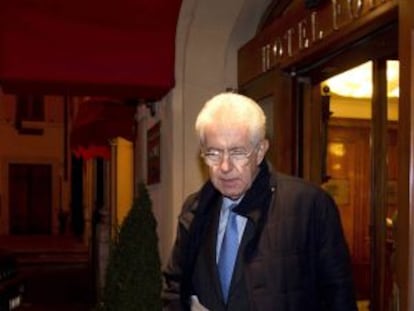 Mario Monti sale de un hotel romano la noche del jueves.
