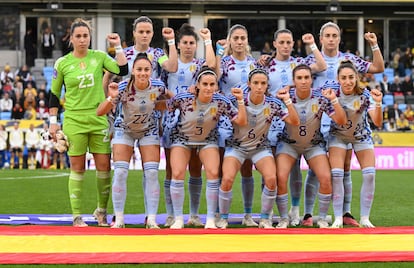 La selección española, con el puño en alto, el viernes en Gotemburgo, antes del encuentro contra Suecia.