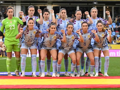 La selección española, con el puño en alto, el viernes en Gotemburgo, antes del encuentro contra Suecia.