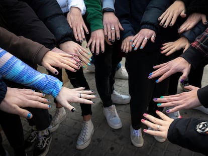 Parte del alumnado del instituto Les Alfàbegues de Bétera, muestran las uñas pintadas en solidaridad con el profesor que sufrió una agresión homófoba en el centro educativo.