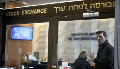 Empleados de la Bolsa de Tel Aviv en la entrada del mercado de valores.