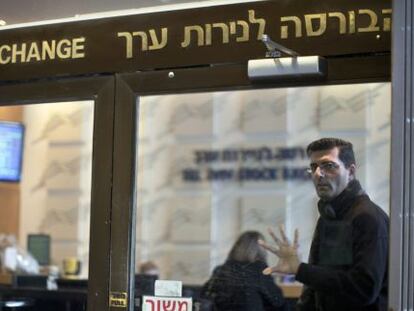 Empleados de la Bolsa de Tel Aviv en la entrada del mercado de valores.