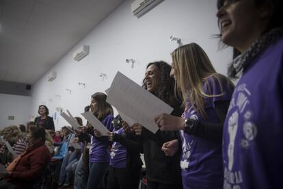 Las mujeres ensayan la canción que se ha convertido en himno de la huelga feminista del 8 de marzo. Algunas sin embargo, se quedan en silencio porque no comparten el fondo anticapitalista del texto.