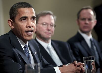 El presidente Obama defendiendo la economía estadounidense, en 2009, bajo la atenta mirada del presidente de Google, Eric Schmidt