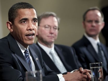 El presidente Obama defendiendo la econom&iacute;a estadounidense, en 2009, bajo la atenta mirada del presidente de Google, Eric Schmidt