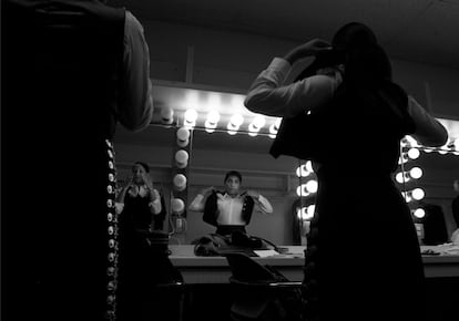 Lisia León y Stephanie Muñiz, miembros del Mariachi Las Tapatías, se preparan para tocar en un festival en el Bronx.