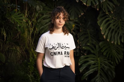 "Ha sido una lectura incómoda para ellos. Me encanta. Eso, precisamente, es lo que buscaba”, dice Salma El Moumni sobre su libro. La escritora posa en Barcelona el pasado 31 de marzo.