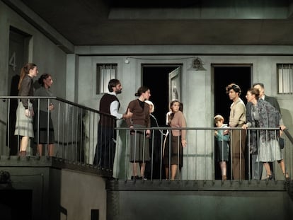 Un momento de la representación de 'Historia de una escalera', dirigida por Helena Pimenta en el Teatro Español.