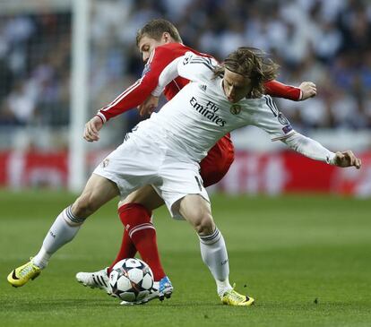 Modric pelea el balón con Kroos