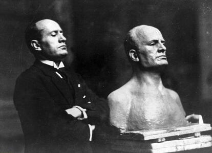 Mussolini, en 1925 junto a un busto realizado en su honor.