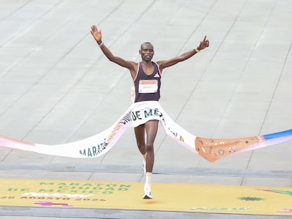 Edwin Kipto, ganador en la categoría varonil del Maratón de la Ciudad de México.