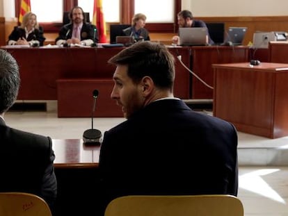 Lionel Messi, a la derecha, junto a su padre, Jorge Messi, en la Audiencia de Barcelona, el pasado mes de junio.