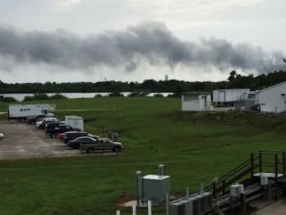 El incidente del Falcon 9 ha dejado una cortina de humo en el cielo. No hay ningún herido, según la compañía