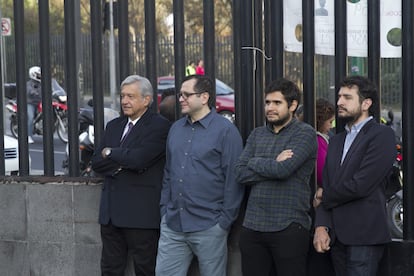 Andrés Manuel López Obrador junto a sus hijos José Ramón, Gonzalo Alfonso y Andrés Manuel López Beltrán.