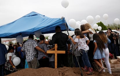 Familiares y amigos en el funeral de Jessica Silva, asesinada en un tiroteo entre la Guardia Nacional y agricultores locales.