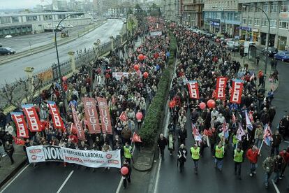Cabecera de una de las manifestaciones -la de A Coruña- convocadas por CC OO y UGT