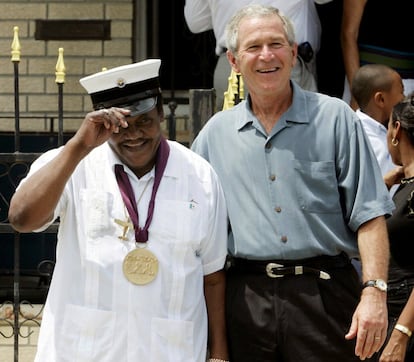 El expresidente de los Estados Unidos George W. Bush junto con Fats Domino, en Nueva Orleans en 2006.