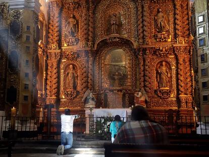 Feligreses católicos oran en el Conjunto Conventual Franciscano el Monasterio y Catedral Nuestra Señora de la Asunción, en el Estado de Tlaxcala.