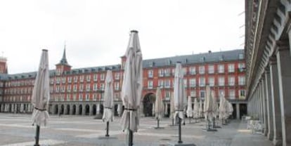 La céntrica Plaza Mayor de Madrid, vacía durante el estado de alarma decretado por el coronavirus, en Madrid (España).