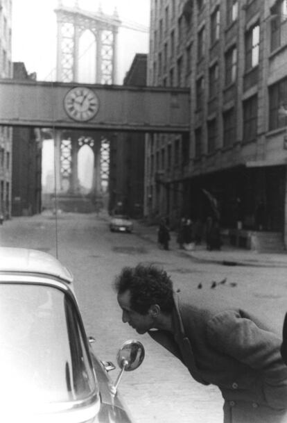 Robert Frank cerca del puente de Manhattan durante la filmación de “Pull My Daisy", 1959