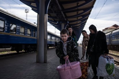 Varias familias desplazadas desde Odessa llegan a la estación de tren de Úzhgorod. Según los psicólogos que trabajan en Ucrania, el trauma de una madre o un padre puede interferir drásticamente en la capacidad para relacionarse y proteger a sus hijos en momentos de estrés y ansiedad como una guerra. El apego a un hijo se ve afectado por la transmisión del trauma y el pequeño acaba sucumbiendo al mismo trastorno. La guerra en Ucrania está teniendo un impacto devastador en la salud mental de los 7,5 millones de niños del país, con más de 4,3 millones de ellos desplazados. Niños como los de la estación de Uzgorod, llegan profundamente traumatizados por la violencia que los rodea. Sus familias están aterrorizadas, en estado de 'shock' y desesperadas por estar a salvo. Hasta la fecha, Naciones Unidas estima que 226 niños han muerto y 319 han resultado heridos, pero se sospecha que las cifras reales son mucho más altas.