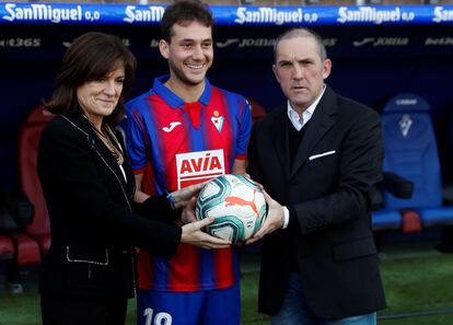 La presidenta y el director deportivo del Eibar, Amaia Gorostiza (i) y Fran Garagarza (d), posan la temporada pasada junto al centrocampista uruguayo Sebastián Cristóforo. / Javier Etxezarreta (EFE)